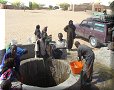 Niger : Éclipse 2006 - 30/03/2006 - 14:50 - Affluence autour du puits.