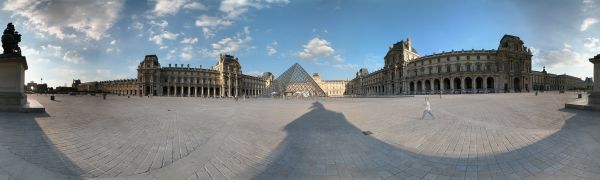 Le musée du Louvre et sa pyramide de verre