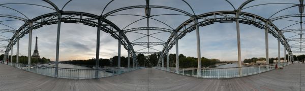 La Passerelle Debilly au crépuscule.