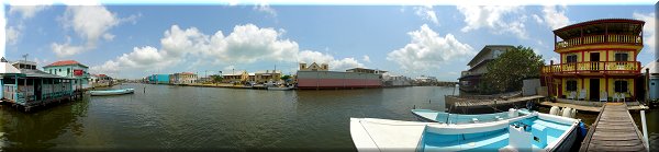 Vue sur le canal Haulover Creek et le Swing Bridge depuis le ponton de l'hôtel Belcove.
