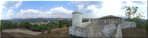 Le fort San Cristobal domine la ville.