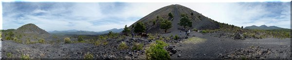 Au pied du cratère du volcan.