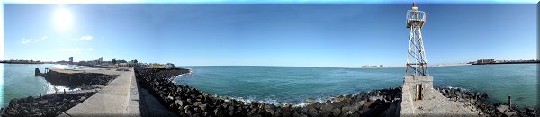 Vue de la jetée au nord de la vieille ville.