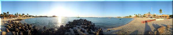 La plage et la baie.