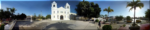 La place centrale et l'église.