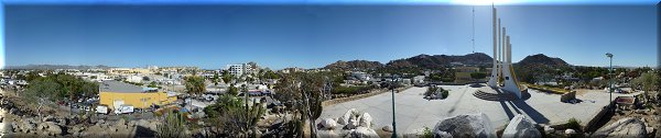 Vue sur la ville et la marina.