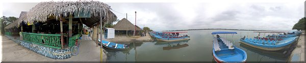 Barques de promenade au bord du rio Tecolutla.