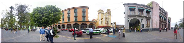 Angle N-E du Parque Juarez, la cathédrale et le palais du gouvernement.