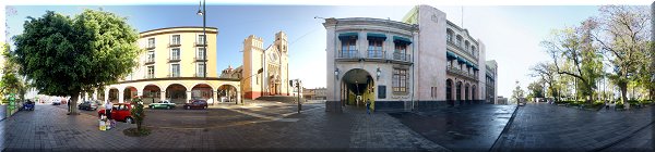 Angle N-E du Parque Juarez, la cathédrale et le palais du gouvernement.