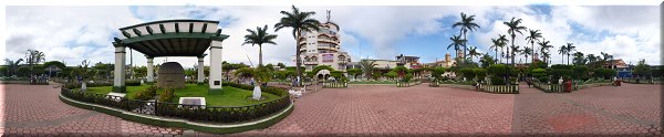 Plaza Olmeca et la tête olmèque monumentale.