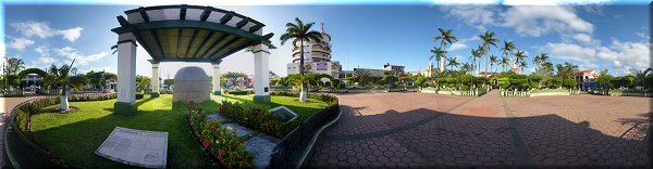 Plaza Olmeca et la tête olmèque monumentale.