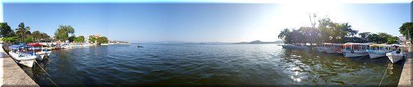 Embarcadère des barques touristiques pour un tour sur le lac.