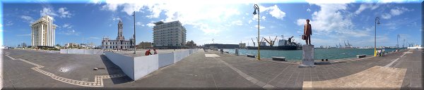 Le port et le phare Carranza.