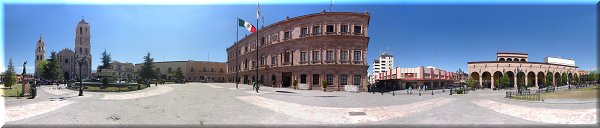 Vue depuis la Plaza de Armas, le palais du gouvernement et la cathédrale de Santiago Apóstol.