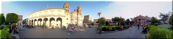Plaza de Armas, la mairie et la cathédrale.