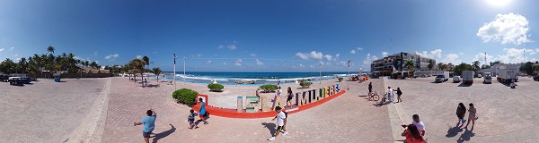 Place en bord de mer au bout de la rue Abasolo