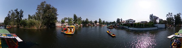 Sur les canaux de Xochimilco