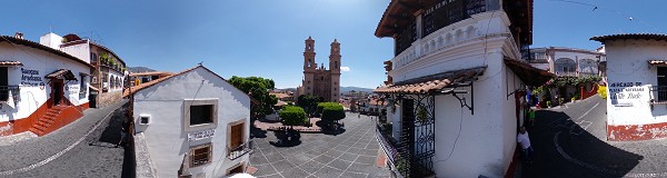 Vue sur la place Borda et le temple de Santa Prisca