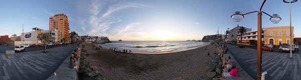 Promenade de la Playa Olas Altas au coucher du soleil