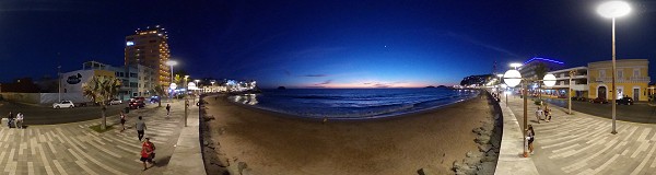 Promenade de la Playa Olas Altas de nuit