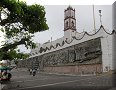 Mexique - Papantla de Olarte, VER - 03/03/2014 - 15:58 - Cathèdrale de Nuestra Señora de la Asuncion et le mur de la culture Totonaque.